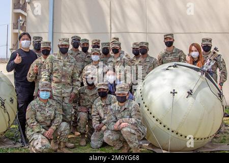 Les soldats de l'équipe de combat de la Brigade blindée 1st, Division blindée 1st, de fort Bliss, Texas, posent pour une photo avec Brig. Général Joseph d’costa, huitième commandant général adjoint de l’Armée – soutien, et instructeurs de l’équipe d’instruction logistique du commandement du soutien expéditionnaire de 19th, 20 avril, 2022. Les soldats de la première Brigade Ready ont appris à installer et à utiliser le terminal de soutien du service de combat à très petite ouverture, ou CSS VSAT, antenne satellite gonflable pendant une semaine de cours aux États-Unis Armée Garrison-Humphreys, Corée du Sud. Banque D'Images