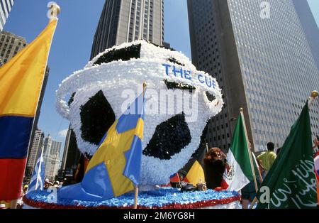 Dallas, Vereinigte Staaten. 06th janvier 2023. firo, 06/15/1994 archive image, archive photo, archive, archive photos football, Football, COUPE DU MONDE 1994 USA, PARADE de la coupe du MONDE 94, cérémonie d'ouverture, à Chicago figure, cérémonie d'ouverture, chaque pays a son propre, voiture, déposant, image de symbole, Crédit voiture : nouvelles DPA/Alay Live Banque D'Images