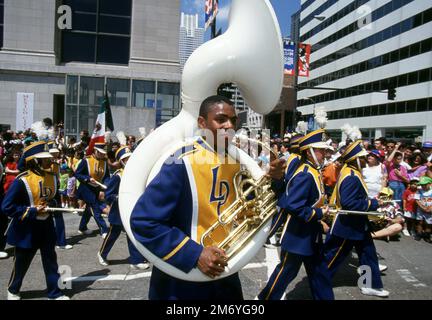 Dallas, Vereinigte Staaten. 06th janvier 2023. firo, 06/15/1994 archive image, archive photo, archive, archive photos football, Football, coupe du monde 1994 USA, PARADE de la coupe du MONDE 94, cérémonie d'ouverture, à Chicago figure, cérémonie d'ouverture, chaque pays a sa propre, voiture, déposant, image de symbole, Crédit voiture : nouvelles DPA/Alay Live Banque D'Images