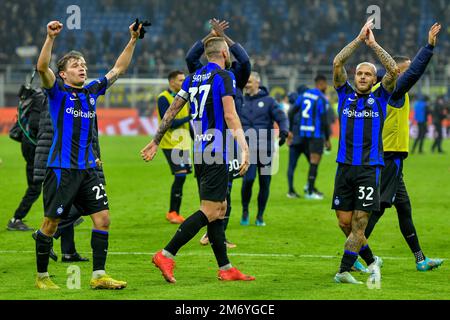 Milan, Italie. 04th, janvier 2023. Nicolo Barella (23), Milan Skriniar (37) et Federico DiMarco (32) d'Inter célèbrent la victoire de 1-0 après la série Un match entre Inter et Napoli à Giuseppe Meazza à Milan. (Crédit photo: Gonzales photo - Tommaso Fimiano). Banque D'Images