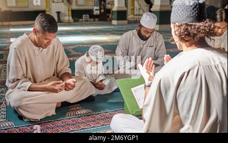 Musulmans, enfants ou hommes prière d'adorer Allah dans un temple ou une mosquée Saint avec gratitude en tant que famille sur le Ramadan. Islamique, communauté ou peuple en prière Banque D'Images