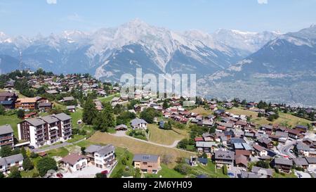 Alpes suisses dans la région de Sion, images aériennes prises par un drone pendant la chaleur de l'été, ciel bleu clair et beaux paysages de montagne Banque D'Images