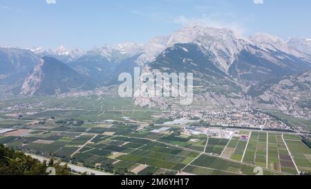 Alpes suisses dans la région de Sion, images aériennes prises par un drone pendant la chaleur de l'été, ciel bleu clair et beaux paysages de montagne Banque D'Images