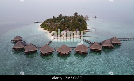 Maldives belle image aérienne de drone ciel bleu clair avec le temps tropical parfait Banque D'Images