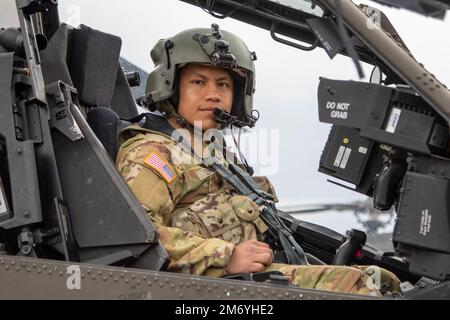 Le caporal Andrew Lemus, un soldat affecté à Bravo Company, 1-229th Attack BN., 16th combat Aviation Brigade se prépare à monter dans un hélicoptère AH-64E Apache à la base interarmées Lewis-McChord, Washington, le 20 avril 2022. L'Apache n'a pas de membres d'équipage inscrits qui accompagnent l'avion pendant le vol, ce qui fait de cette récompense pour les soldats de haute performance un événement spécial et peu fréquent. Banque D'Images