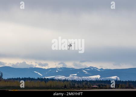 Le Sgt Kolin Schurter, un soldat affecté à Delta Company, 1-229th Attack BN., 16th combat Aviation Brigade assis sur le siège avant d'un hélicoptère AH-64E Apache alors qu'il effectue une ascension cyclique à la base interarmées Lewis-McChord, Washington, le 20 avril 2022. L'Apache n'a pas de membres d'équipage inscrits qui accompagnent l'avion pendant le vol, ce qui fait de cette récompense pour les soldats de haute performance un événement spécial et peu fréquent. Banque D'Images