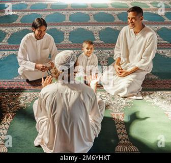 Musulmans, enfants ou hommes prière d'adorer Allah dans un temple ou une mosquée Saint avec gratitude en tant que famille sur le Ramadan. Islamique, communauté ou peuple en prière Banque D'Images