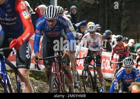 Mathieu van der Poel traverse la section hors-cambre dans la course de cyclocross Superprestige à Diegem Banque D'Images