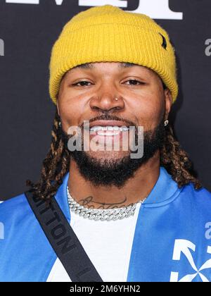 HOLLYWOOD, LOS ANGELES, CALIFORNIE, ÉTATS-UNIS - JANVIER 05 : Jason Moore, grand receveur américain de football pour les Chargers de Los Angeles de la Ligue nationale de football, arrive à la première de la saison 2 de STARZ 'BMF' (famille de la Mafia Noire) qui s'est tenue au Théâtre chinois de TCL IMAX sur 5 janvier 2023 à Hollywood, Los Angeles, Californie, États-Unis. (Photo de Xavier Collin/image Press Agency) Banque D'Images