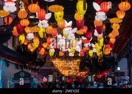 SHANGHAI, CHINE - le 6 JANVIER 2023 - Une vue de l'année 2023 du festival de lanternes de lapin au centre commercial Yuyuan à Shanghai, Chine, le 6 janvier 2023. Banque D'Images