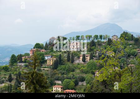 Bergame, Italie - 4 mai 2022: Bâtiments sur les montagnes de Bergame de San Vigilio. Banque D'Images