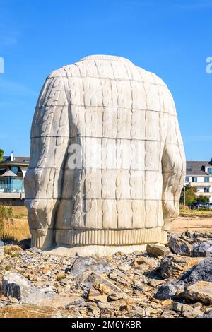 Une sculpture en béton monumentale représentant un pull en maille torsadée, de Daniel Dewar et Gregory Gicquel, à Saint-Nazaire, en France. Banque D'Images