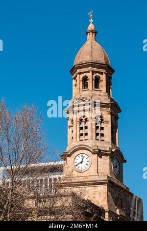 Hôtel de ville d'Adélaïde avec tour d'horloge vue depuis King William Street un jour Banque D'Images