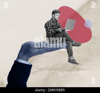 Jeune homme assis sur une main d'homme énorme et travaillant à un ordinateur portable sur un fond clair. Collage d'art contemporain. Concept de travail à distance, éducation Banque D'Images