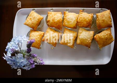 buffet servi avec une portion de pâtisseries savoureuses sur un plateau blanc - en-cas - sélection Banque D'Images