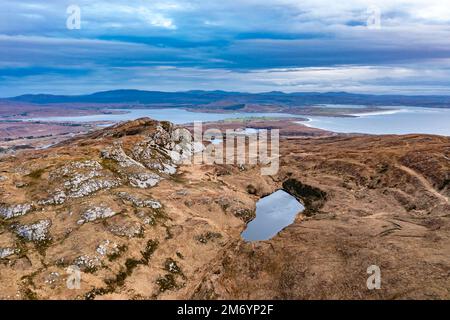 Vue aérienne du lac à côté d'Agnish Lough par Maghery, Dungloe - Comté de Donegal - Irlande Banque D'Images