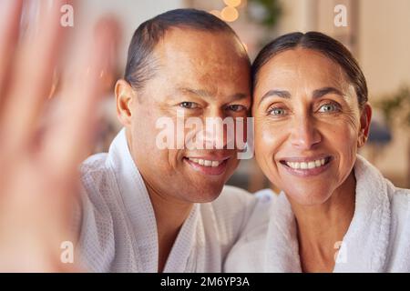 Selfie, spa et détendez-vous avec un couple mûr posant pour une photo dans un salon de centre de bien-être ensemble. Visage, portrait et massage avec un homme et Banque D'Images