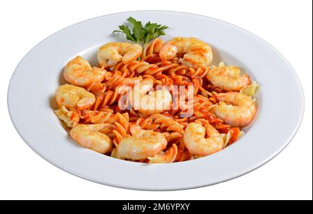 Fusilli avec sauce aux crevettes et aux tomates en plaque blanche isolée sur fond transparent. Banque D'Images