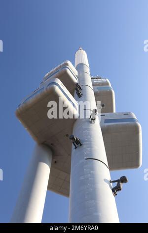 Tour de télévision Zizkov et sculpture de bébés rampants par temps ensoleillé et ciel bleu, ville de Prague, République tchèque Banque D'Images