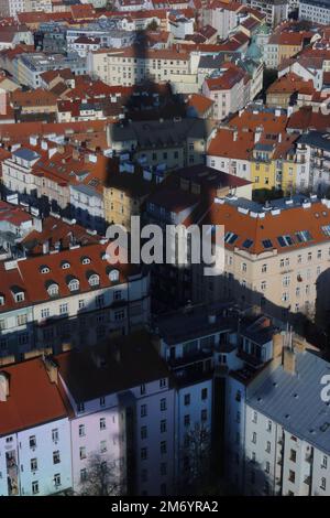 Ombre de la tour de télévision de Zizkov sur les bâtiments environnants, ville de Prague, République tchèque Banque D'Images