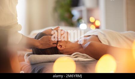 Femme, se détendre et les mains pour le massage du cuir chevelu dans le salon de beauté spa pour le bien-être de soin de la peau, le soulagement de stress et les soins du corps zen. Thérapie de guérison, thérapeute et Banque D'Images