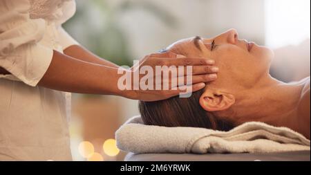 Femme, se détendre et les mains pour le massage du cuir chevelu dans le salon de beauté spa pour le bien-être de soin de la peau, le soulagement de stress et les soins du corps zen. Thérapie de guérison, thérapeute et Banque D'Images