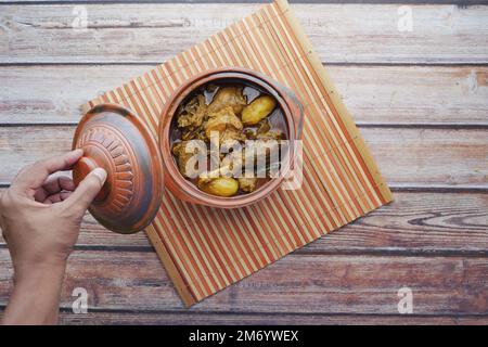 Curry de poulet ou masala dans un bol sur la table Banque D'Images