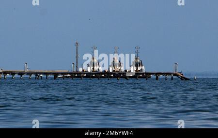 Deux pétroliers, les Kerala et Fiorella, chargent du pétrole brut dans les installations de la raffinerie de Bajo Grande, sur le lac Maracaibo aujourd'hui, jeudi, 5 janvier 2023, à Zulia, Venezuela. La compagnie pétrolière américaine Chevron Corp a envoyé deux navires au Venezuela pour acquérir la première cargaison de pétrole brut, après quatre ans. L'un d'entre eux se rend à la raffinerie de Pasacagoula, Mississippi, aux États-Unis. L'expédition de ces navires est donnée. Après l'autorisation américaine de Chevron, par l'intermédiaire de la Licence générale du Venezuela (GL) 41, valable pour six mois. De reprendre les "opérations limitées" dans le pays, et qui seront automatiques Banque D'Images