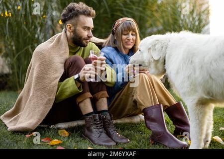 Jeune couple avec chien à l'arrière-cour Banque D'Images