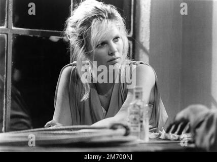 KIM BASINGER dans L'IMBÉCILE POUR L'AMOUR 1985 réalisateur ROBERT ALTMAN jeu / scénario Sam Shepard producteurs Menahem Golan et Yoram Globus Cinema '84 / The Cannon Group / Banque D'Images