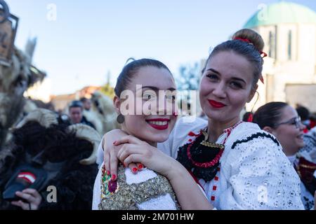 Jeunes femmes en vêtements traditionnels pendant les festivités annuelles de Buso / Poklade de Mohacs, Hongrie Banque D'Images