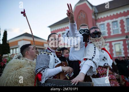 Jeunes femmes heureuses dans la tradition des vêtements sokac pendant les festivités annuelles de buso / Poklade à Mohacs, Hongrie Banque D'Images