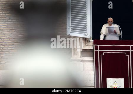 Vatican, Vatican. 06th janvier 2023. Le pape François s'adresse aux fidèles depuis la fenêtre du palais apostolique dominant la place Saint-Pierre lors de la prière hebdomadaire Angelus au Vatican, sur 6 janvier 2023. (Photo de Giuseppe Fama/Pacific Press) crédit: Pacific Press Media production Corp./Alay Live News Banque D'Images