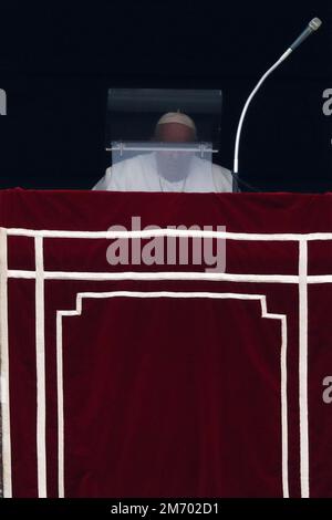Vatican, Vatican. 06th janvier 2023. Le pape François arrive à la fenêtre du palais apostolique où il s'adresse aux fidèles dominant la place Saint-Pierre pendant la prière hebdomadaire Angelus au Vatican, sur 6 janvier 2023. (Photo de Giuseppe Fama/Pacific Press) crédit: Pacific Press Media production Corp./Alay Live News Banque D'Images