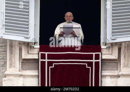 Vatican, Vatican. 06th janvier 2023. Le pape François s'adresse aux fidèles depuis la fenêtre du palais apostolique dominant la place Saint-Pierre lors de la prière hebdomadaire Angelus au Vatican, sur 6 janvier 2023. (Photo de Giuseppe Fama/Pacific Press) crédit: Pacific Press Media production Corp./Alay Live News Banque D'Images