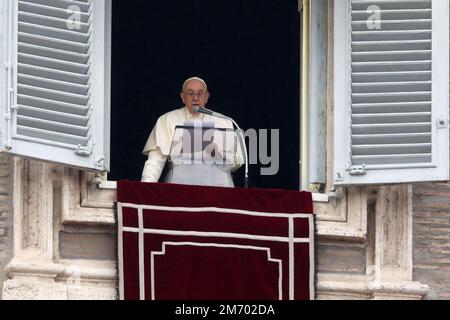 Vatican, Vatican. 06th janvier 2023. Le pape François s'adresse aux fidèles depuis la fenêtre du palais apostolique dominant la place Saint-Pierre lors de la prière hebdomadaire Angelus au Vatican, sur 6 janvier 2023. (Photo de Giuseppe Fama/Pacific Press) crédit: Pacific Press Media production Corp./Alay Live News Banque D'Images