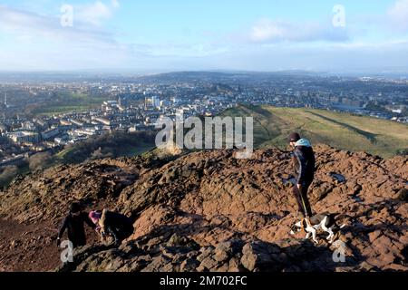 Édimbourg, Écosse, Royaume-Uni. 6th janvier 2023. Vent froid et météo changeante avec un peu de soleil sur Arthur's Seat. Crédit : Craig Brown/Alay Live News Banque D'Images