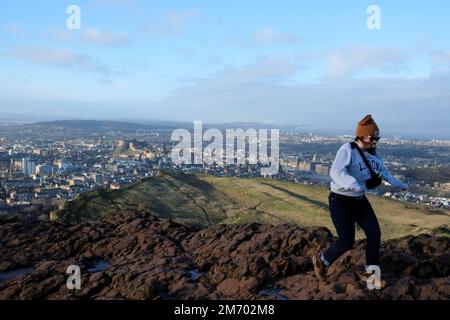 Édimbourg, Écosse, Royaume-Uni. 6th janvier 2023. Vent froid et météo changeante avec un peu de soleil sur Arthur's Seat. Crédit : Craig Brown/Alay Live News Banque D'Images