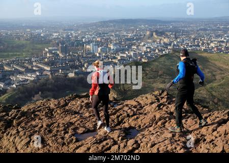 Édimbourg, Écosse, Royaume-Uni. 6th janvier 2023. Vent froid et météo changeante avec un peu de soleil sur Arthur's Seat. Vue sur Salisbury Crags en direction du château d'Édimbourg. Crédit : Craig Brown/Alay Live News Banque D'Images