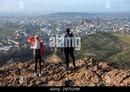 Édimbourg, Écosse, Royaume-Uni. 6th janvier 2023. Vent froid et météo changeante avec un peu de soleil sur Arthur's Seat. Vue sur Salisbury Crags en direction du château d'Édimbourg. Crédit : Craig Brown/Alay Live News Banque D'Images