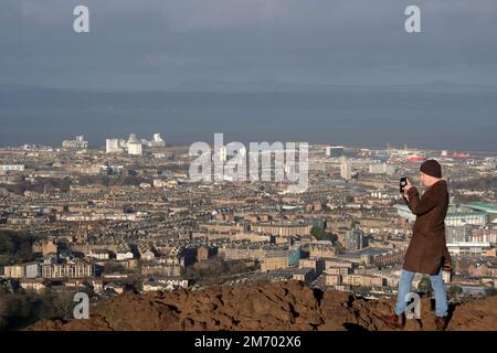 Édimbourg, Écosse, Royaume-Uni. 6th janvier 2023. Vent froid et météo changeante avec un peu de soleil sur Arthur's Seat. En prenant une photo au-dessus de Arthurs Seat, admirez la ville en regardant vers le nord jusqu'à l'estuaire du Forth. Crédit : Craig Brown/Alay Live News Banque D'Images