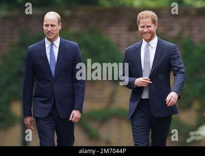 Photo du dossier datée du 01/07/2021 de l'époque, duc de Cambridge et duc de Sussex, arrivant pour le dévoilement d'une statue qu'ils ont commandée de leur mère Diana, princesse de Galles, dans le jardin submergé du Palais de Kensington, Londres, à l'occasion de son anniversaire de 60th. Le duc de Sussex a décrit comment une « brume rouge » a surpassé le prince de Galles lors de son agression physique présumée, comme l'ont continué les révélations de ses mémoires. Date de publication : vendredi 6 janvier 2023. Banque D'Images