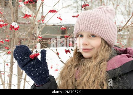 boîte arbre vacances hiver frêne cadeau pin fille montagne présent célébration noël beau Banque D'Images