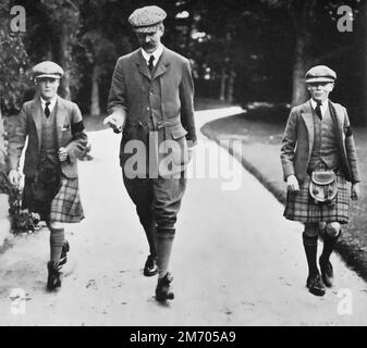 Les Princes Edward et Albert avec leur tuteur Henry Peter Hansell à Balmoral, c1904. The future Kings Edward VIII (1894-1972) et George VI (1895-1952) avec leur tuteur Peter Henry Hansell (1863-1935) à Balmoral, Écosse, c1904. Banque D'Images