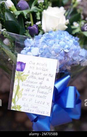 Hommage aux fleurs posées par Ash Webb par des photos de Gianluca Vialli sur le mur de la renommée de Chelsea au Stamford Bridge Ground du club, Londres, suite à l'annonce de la mort de l'ancienne Italie, Juventus et le percuteur de Chelsea, qui est décédé à l'âge de 58 ans après une longue bataille contre le cancer du pancréas. Date de la photo: Vendredi 6 janvier 2023. Banque D'Images