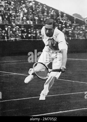 Le duc de York participe aux doubles hommes aux Championnats de Wimbledon 1926. Le duc de York, futur roi George VI (1895-1952), en partenariat avec son mentor et conseiller Louis Greig (1880-1953), la paire a été éliminée au premier tour par les anciens champions Herbert Roper Barrett (1873-1943) et Arthur Gore (1868-1928). Banque D'Images