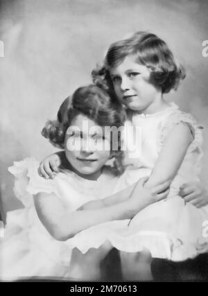 Princesses Elizabeth et Margaret, c1937. La princesse Elizabeth, plus tard la reine Elizabeth II (1926-2022) et la princesse Margaret, plus tard la princesse Margaret, comtesse de Snowdon (1930-2002), ont photographié environ 11 et 7 ans. Banque D'Images