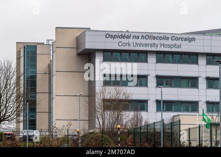 Cork, Irlande. 6th janvier 2023. La crise de surpeuplement dans les hôpitaux se poursuit et semble s'aggraver avant qu'elle ne s'améliore. Le CUH est actuellement l'hôpital le plus occupé du pays. Crédit : AG News/Alay Live News Banque D'Images