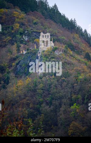 Ruine de l'ancien château de Grevenburg près de la ville de Traben-Trarbach en automne Banque D'Images