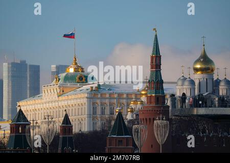 Moscou, Russie. 6th janvier 2023. Le drapeau national russe déferle au Kremlin à Moscou, en Russie, le 6 janvier 2023. La température basse locale a atteint moins 22 degrés Celsius jeudi. Credit: Alexander Zemlianichenko Jr/Xinhua/Alay Live News Banque D'Images